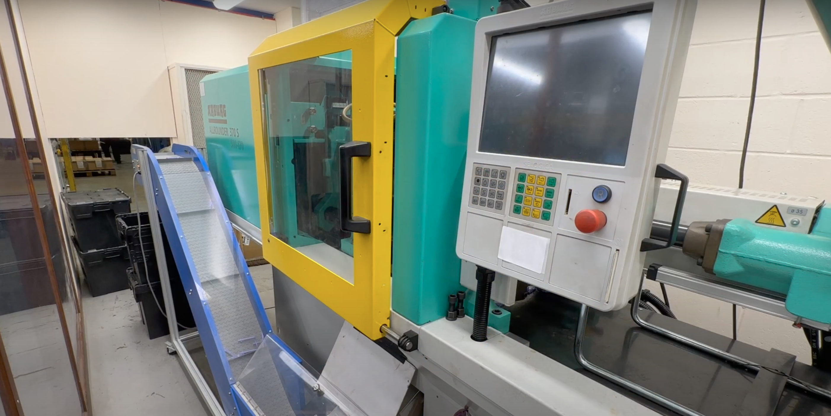 Injection moulding plastic machine
